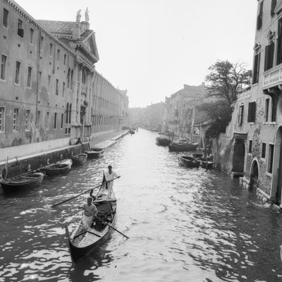 Gondoliers على قناة في البندقية بواسطة مصور إيطالي