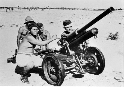 مضاد الدبابات الإيطالي في الصحراء الليبية. 1941. بواسطة مصور إيطالي