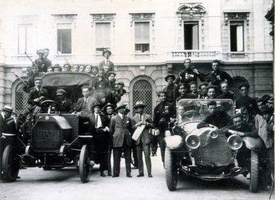 ميلان ، 3 و 4 أغسطس 1922. رد فعل الفاشيين على الإضراب. فرق العمل في سكالا سكوير. بواسطة مصور إيطالي