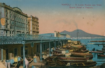 نابولي - إطلالة على فندق جراند سانتا لوسيا وجبل فيسوفيوس. أُرسلت البطاقة البريدية عام 1913. بواسطة مصور إيطالي