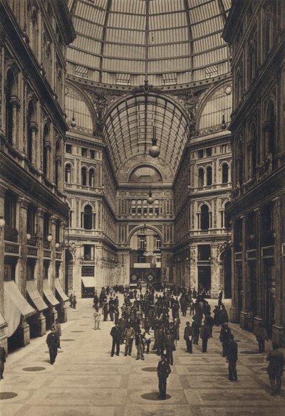 نابولي: داخل Galleria Umberto I (b / w photo) بواسطة مصور إيطالي
