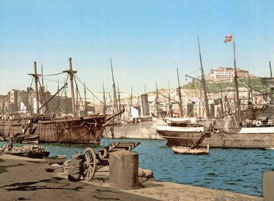 ميناء نابولي ، حانة. ج 1891 بواسطة مصور إيطالي