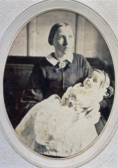 صورة بعد الوفاة لفتاة صغيرة تحملها أمها ، حوالي 1855 (صورة بالأبيض والأسود) بواسطة مصور إيطالي