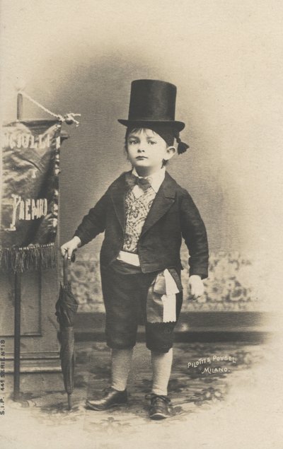 Small boy in a suit (b/w photo) بواسطة مصور إيطالي