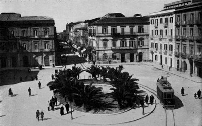 Taranto, Piazza Giordano Bruno (b/w photo) بواسطة مصور إيطالي