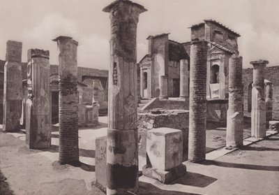 Tempio Di Iside ، Temple of Isis (صورة b / w) بواسطة مصور إيطالي