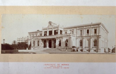 الواجهة الرئيسية لكازينو Montecarlo في منتصف طريق البناء بواسطة مصور إيطالي