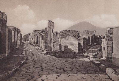 عبر Consolare و Porta Di Ercolano ، طريق القنصلية ، بوابة Herculanum (صورة b / w) بواسطة مصور إيطالي