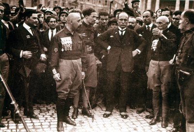 المشي على قمصان روما وموسوليني والسوداء عام 1922. بواسطة مصور إيطالي