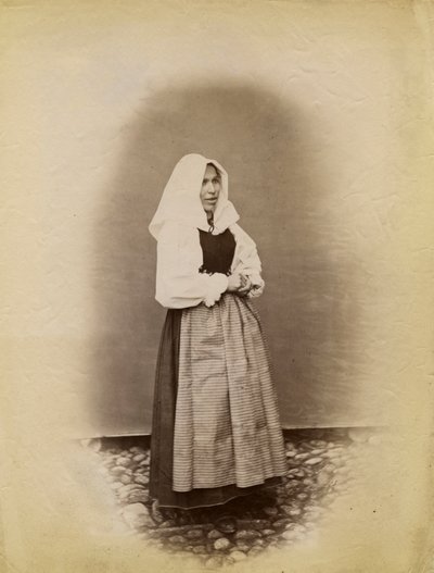 امرأة شابة ترتدي فستان الزفاف ، Parre ، لومباردي ، إيطاليا ، تصوير Premiata Fotografia Taramelli ، Bergamo بواسطة مصور إيطالي