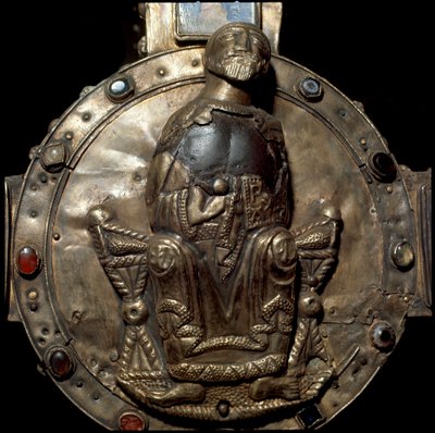 Archaeology of the Middle Ages (Middle Ages). Barbarian art of Lombardy: Cross of Desiderio (Cross of King Didier). Silver and gold leaves inlaid with precious stones, glass and camee. Detail of the central disc with Christ in throne بواسطة المدرسة الايطالية