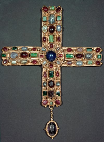 الفن اللومباردي: الصليب الذهبي وأحجار Berengario (Berenger) (850-924) ملك إيطاليا وإمبراطور الإمبراطورية المقدسة. القرن التاسع في مونزا ، متحف الكاتدرائية - الفن اللومباردي: صليب من الذهب والأحجار الكريمة لبيرينغاريو (بيرينجر) (850-924) ، ملك إيطاليا بواسطة المدرسة الايطالية