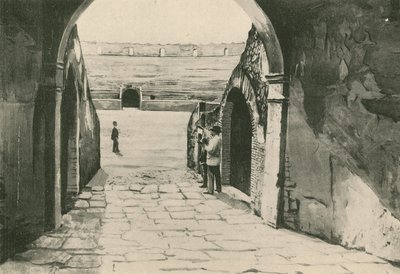 المدخل الرئيسي للمدرج كما هو (الحفر) بواسطة المدرسة الايطالية