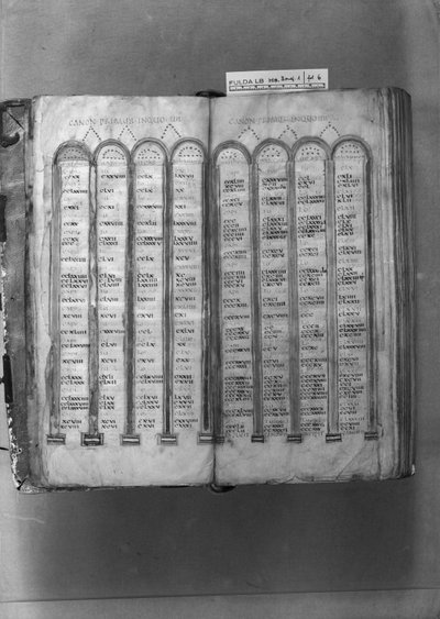 جداول المدفع MS ff.5v-6r ، من الدستور الغذائي Fuldensis بواسطة المدرسة الإيطالية المدرسة الإيطالية