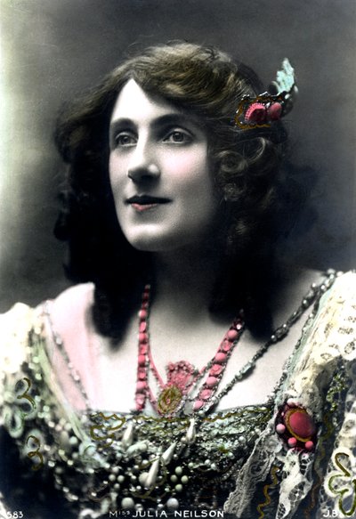 جوليا نيلسون 1868-1957 بواسطة شركة J Beagles and Co.