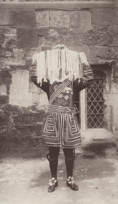 خفير الحرس يحمل الطبق الفضي مع المحافظ التي تحتوي على نقود العهد القديم (صورة بالأبيض والأسود) بواسطة ج. بنيامين ستون