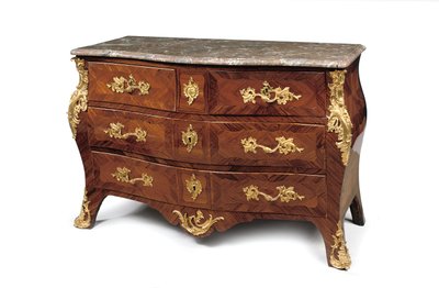 صوان لويس الخامس عشر ، الربع الثالث من القرن الثامن عشر (ormolu mou8nted kingwood ، tulipwood ، الرخام ، marquetry) بواسطة جاك بيركل