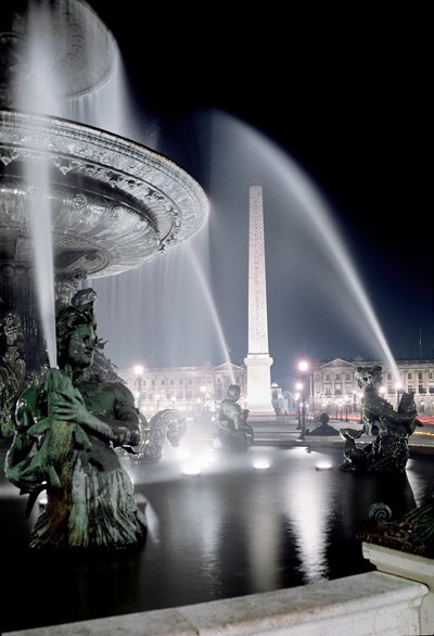 View of the fountain made by Jacques Ignace Hittorff and the obelisque of Place de la Concorde in Paris. بواسطة جاك اجنايس هيتورف