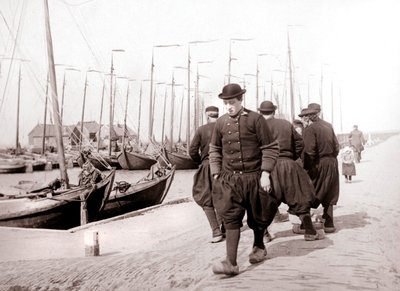 رجال يرتدون الزي التقليدي ، جزيرة ماركين ، هولندا ، 1898 بواسطة جيمس باتكين