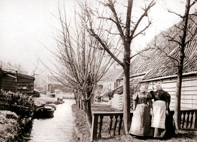 امرأتان على ضفة القناة ، برويك ، هولندا ، 1898. بواسطة جيمس باتكين