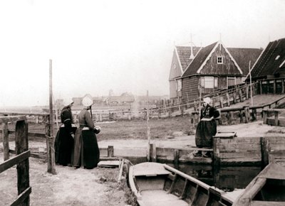 نساء بالزي التقليدي ، جزيرة ماركن ، هولندا ، 1898 بواسطة جيمس باتكين