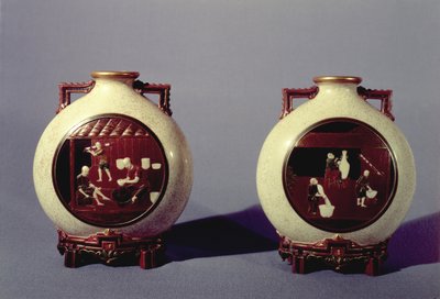 زوج من المزهريات Worcester بواسطة جيمس هادلي