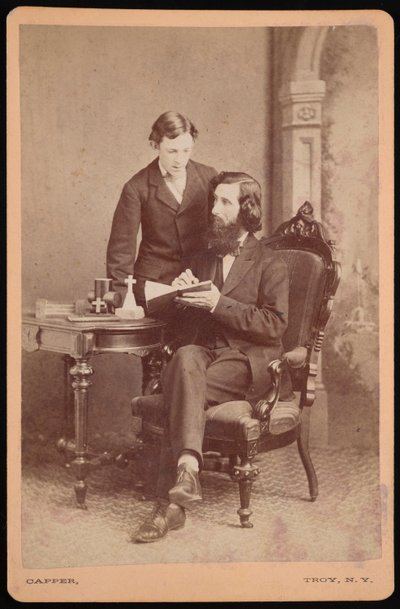 صورة لصموئيل إدوارد وارن 1831-1909 مع أحد الطلاب ، قبل عام 1877. بواسطة جيمس إم كابر