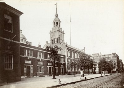 قاعة الاستقلال ، شارع Chestnut ، الجانب الجنوبي بين الشارعين الخامس والسادس ، 1898 (صور من وزن الجسم) بواسطة جيمس شيلدز