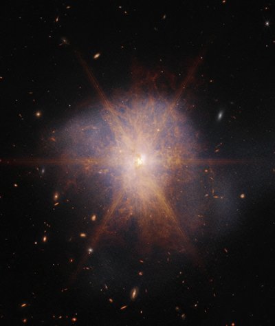 Arp 220 (صورة NIRCam وMIRI) بواسطة تلسكوب جيمس ويب الفضائي (ناسا)