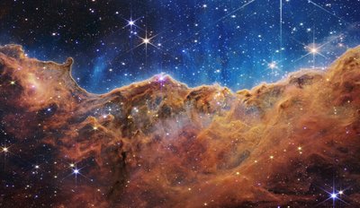 منحدرات كونية في سديم كارينا (صورة NIRCam) بواسطة James Webb Space Telescope (NASA)
