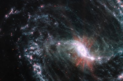 NGC 1365 (صورة MIRI) بواسطة تلسكوب جيمس ويب الفضائي (ناسا)