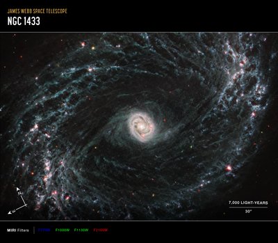 NGC 1433 (صورة بوصلة MIRI) بواسطة تلسكوب جيمس ويب الفضائي (ناسا)