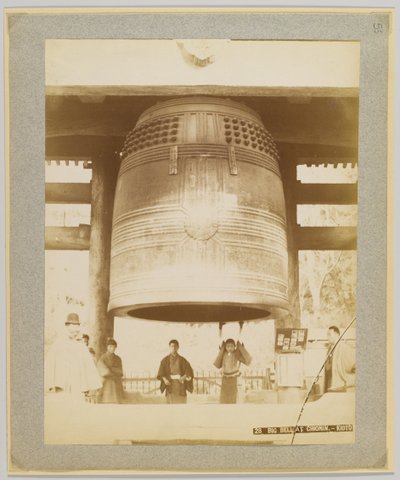Big Bell at Chionin ، كيوتو ، اليابان (صورة b / w) بواسطة مصور ياباني
