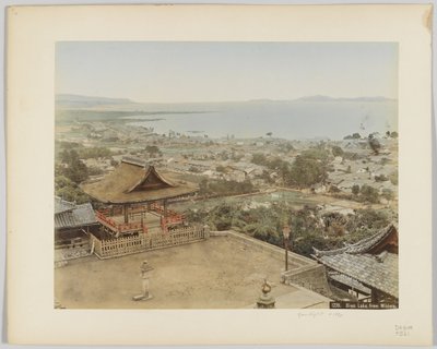 بحيرة بيوا من ميديرا ، اليابان ، حوالي عام 1890 (صورة بلون أبيض وأسود ملونة يدويًا) بواسطة مصور ياباني