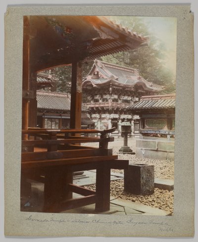 بوابة داخلية في Tōshō-gū ، نيكو ، اليابان (صورة بلون أبيض وأسود ملونة يدويًا) بواسطة مصور ياباني