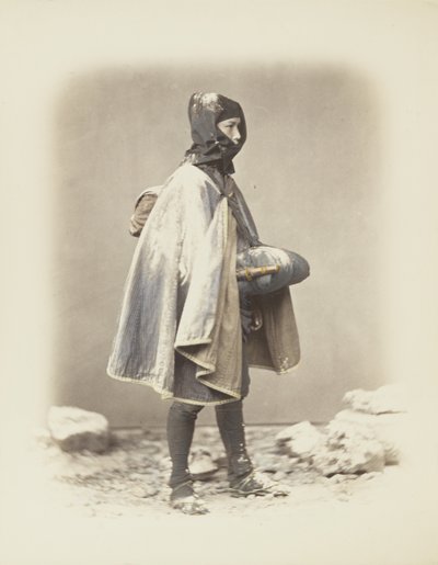 رجل ياباني في الثلج (صورة b / w ملونة يدويًا) بواسطة مصور ياباني