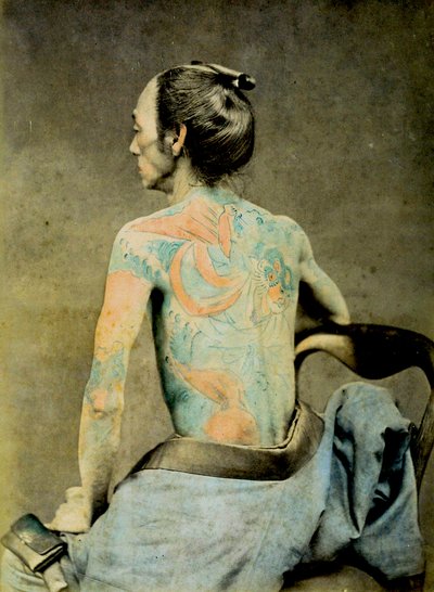 رجل ياباني مع وشم Irezumi التقليدي ، c.1890 (صورة زلال ملونة يدوية) بواسطة مصور ياباني