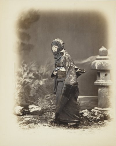 امرأة يابانية في الثلج (صورة b / w ملونة يدويًا) بواسطة مصور ياباني
