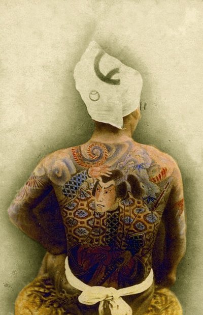 رجل ذو وشم ياباني إريزومي تقليدي ، 1880 (صورة زلال ملونة يدوية) بواسطة مصور ياباني