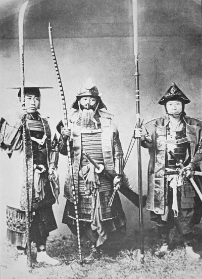 Samurai of Old Japan armed with long bow, pole arms and swords (b/w photo) بواسطة مصور ياباني