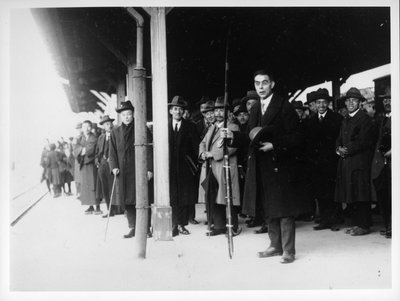 القس القس ريتشاردز يمسك القوس ، وترك محطة ياماغوتشي في عام 1927 بواسطة مصور ياباني