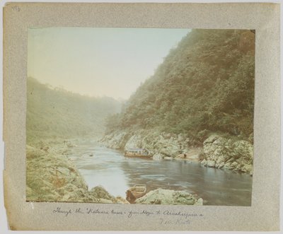 عبر Katsura-Gawa ، من Hozu إلى Arashiyama ، بالقرب من كيوتو ، اليابان (صورة بلون أبيض وأسود ملونة يدويًا) بواسطة مصور ياباني