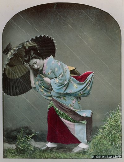 فتاة يابانية تحت المطر ، c.1900 (صورة ملونة باليد) بواسطة مصور ياباني