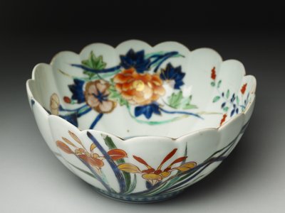 وعاء ذو جوانب مخددة وحافة متدلية ، أدوات ko-Imari ، c.1770-20 (آنية فخارية مزججة ومينا زرقاء) بواسطة المدرسة اليابانية