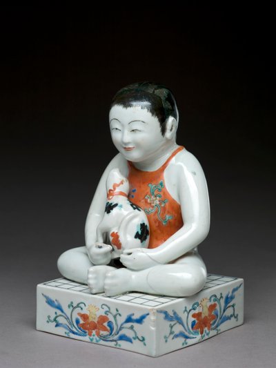 صبي مع كلب يجلس على طاولة shogi مربعة ، أدوات تتعلق بـ Kakiemon ، ياباني ، 1680-1700 (آنية فخارية مزججة باللون الأزرق) بواسطة المدرسة اليابانية