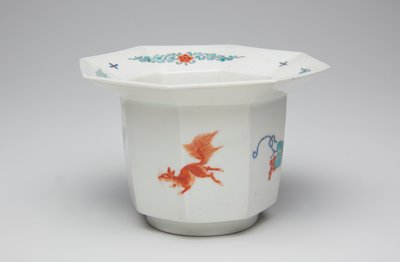 كوب ، أواخر القرن السابع عشر وأوائل القرن الثامن عشر (Kakiemon ، الخزف مع طبقة المينا المزججة) بواسطة المدرسة اليابانية