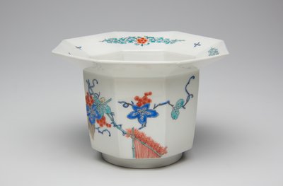 كوب ، أواخر القرن السابع عشر وأوائل القرن الثامن عشر (Kakiemon ، الخزف مع طبقة المينا المزججة) بواسطة المدرسة اليابانية
