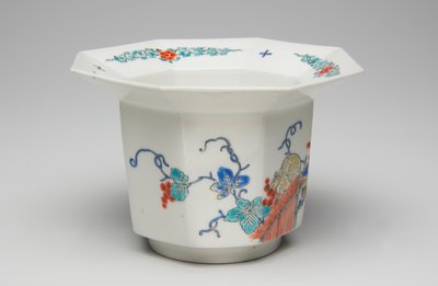 كوب ، أواخر القرن السابع عشر وأوائل القرن الثامن عشر (Kakiemon ، الخزف مع طبقة المينا المزججة) بواسطة المدرسة اليابانية