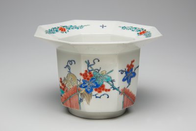كوب ، أواخر القرن السابع عشر وأوائل القرن الثامن عشر (Kakiemon ، الخزف مع طبقة المينا المزججة) بواسطة المدرسة اليابانية