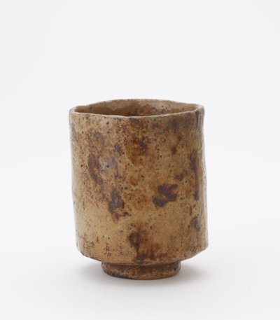 وعاء شاي أسطواني عليه نقش ، ورشة عمل Raku غير معروفة ، وعاء شاي (تسوتسو تشوان) بواسطة المدرسة اليابانية